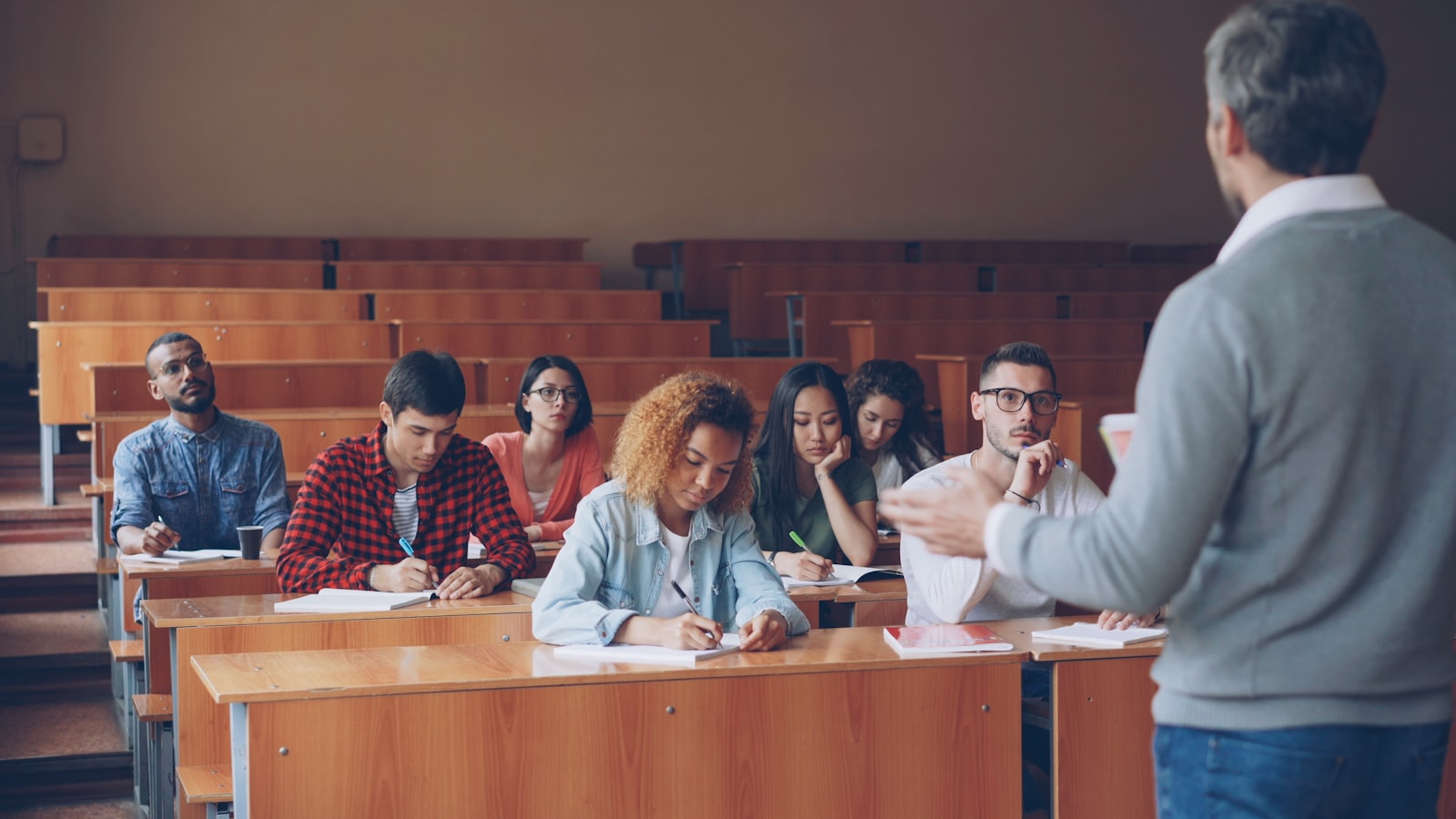 Docente universitario durante una lezione in aula